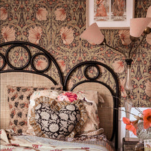Charger l'image dans la galerie, Coussin en coton fait à la main - Forme de coeur avec motif floral - Oreiller coeur