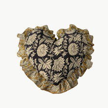 Charger l'image dans la galerie, Coussin en coton fait à la main - Forme de coeur avec motif floral - Oreiller coeur