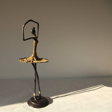 Charger l'image dans la galerie, Sculpture en bronze d'une ballerine - statue élégante en robe jaune hauteur 38/42cm