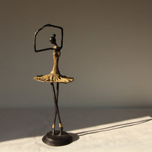 Charger l'image dans la galerie, Sculpture en bronze d'une ballerine - statue élégante en robe jaune hauteur 38/42cm