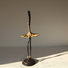 Charger l'image dans la galerie, Sculpture en bronze d'une ballerine - statue élégante en robe jaune hauteur 38/42cm