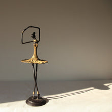 Charger l'image dans la galerie, Sculpture en bronze d'une ballerine - statue élégante en robe jaune hauteur 38/42cm