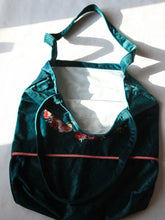 Charger l'image dans la galerie, Sac shopping artisanal en velours fait main - Tigre vert et fleur rose - 40x40cm