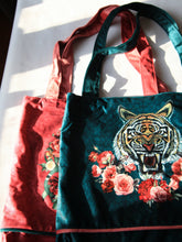 Charger l'image dans la galerie, Sac shopping artisanal en velours fait main - Tigre vert et fleur rose - 40x40cm