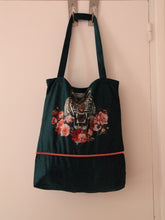 Charger l'image dans la galerie, Sac shopping artisanal en velours fait main - Tigre vert et fleur rose - 40x40cm