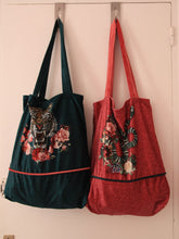 Charger l'image dans la galerie, Sac shopping artisanal en velours fait main - Tigre vert et fleur rose - 40x40cm