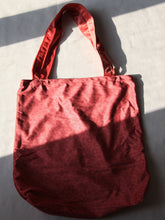Charger l'image dans la galerie, Sac shopping en velours rose fait main - serpent et fleur - 40x40cm