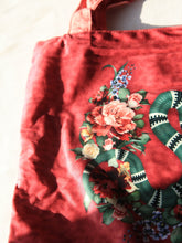 Charger l'image dans la galerie, Sac shopping en velours rose fait main - serpent et fleur - 40x40cm