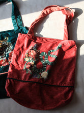 Charger l'image dans la galerie, Sac shopping en velours rose fait main - serpent et fleur - 40x40cm