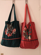 Charger l'image dans la galerie, Sac shopping en velours rose fait main - serpent et fleur - 40x40cm