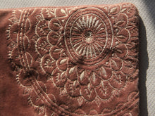 Charger l'image dans la galerie, Trousse de Rangement artisanal en Velours rose - 26x18cm