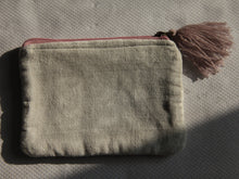 Charger l'image dans la galerie, Petit Pochette artisanal en velours Gris-vert avec broderie rose/or 16x10cm