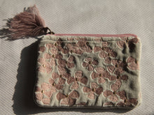 Charger l'image dans la galerie, Petit Pochette artisanal en velours Gris-vert avec broderie rose/or 16x10cm