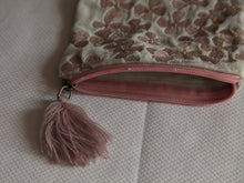 Charger l'image dans la galerie, Petit Pochette artisanal en velours Gris-vert avec broderie rose/or 16x10cm