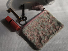 Charger l'image dans la galerie, Petit Pochette artisanal en velours Gris-vert avec broderie rose/or 16x10cm