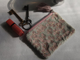 Petit Pochette artisanal en velours Gris-vert avec broderie rose/or 16x10cm