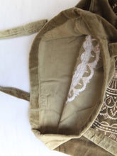 Charger l'image dans la galerie, Sac shopping artisanal en velours vert poussiéreux avec imprimé mandala