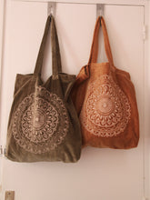 Charger l'image dans la galerie, Sac shopping artisanal en velours vert poussiéreux avec imprimé mandala