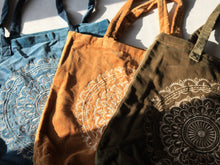 Charger l'image dans la galerie, Sac shopping artisanal en velours vert poussiéreux avec imprimé mandala