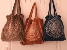 Charger l'image dans la galerie, Sac shopping artisanal en velours vert poussiéreux avec imprimé mandala