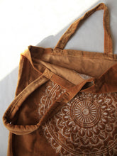 Charger l'image dans la galerie, Sac shopping artisanal en velours jaune poussiéreux avec imprimé mandala