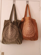Charger l'image dans la galerie, Sac shopping artisanal en velours jaune poussiéreux avec imprimé mandala