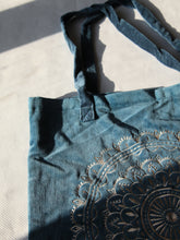 Charger l'image dans la galerie, Sac shopping artisanal en velours bleu poussiéreux avec imprimé mandala