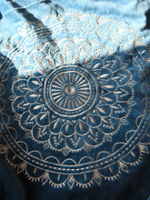 Charger l'image dans la galerie, Sac shopping artisanal en velours bleu poussiéreux avec imprimé mandala