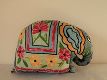 Charger l'image dans la galerie, Coussin artisanal brodé Elephant en Soie multicolore 34 x 28 x 15 cm