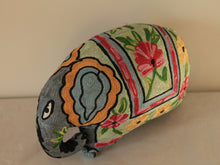 Charger l'image dans la galerie, Coussin artisanal brodé Elephant en Soie multicolore 34 x 28 x 15 cm