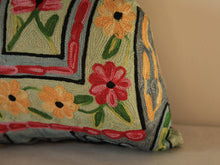 Charger l'image dans la galerie, Coussin artisanal brodé Elephant en Soie multicolore 34 x 28 x 15 cm