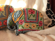 Charger l'image dans la galerie, Coussin artisanal brodé Elephant en Soie multicolore 34 x 28 x 15 cm