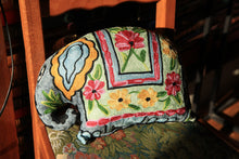 Charger l'image dans la galerie, Coussin artisanal brodé Elephant en Soie multicolore 34 x 28 x 15 cm