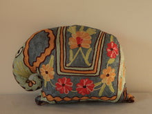 Charger l'image dans la galerie, Coussin artisanal brodé Elephant bleu en Soie multicolore avec fleurs 34 x 28 x 15 cm