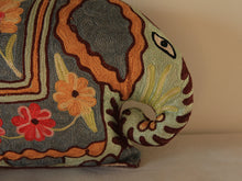 Charger l'image dans la galerie, Coussin artisanal brodé Elephant bleu en Soie multicolore avec fleurs 34 x 28 x 15 cm