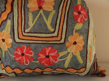 Charger l'image dans la galerie, Coussin artisanal brodé Elephant bleu en Soie multicolore avec fleurs 34 x 28 x 15 cm