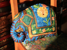 Charger l'image dans la galerie, Coussin artisanal brodé Elephant en Soie multicolore bleu vert jaune 34 x 28 x 15 cm