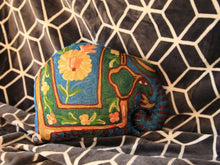Charger l'image dans la galerie, Coussin artisanal brodé Elephant en Soie multicolore bleu vert jaune 34 x 28 x 15 cm