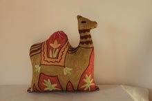 Charger l'image dans la galerie, Coussin artisanal brodé Chameau en Soie multicolore 34 x 28 x 15 cm