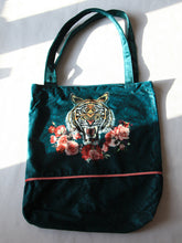 Charger l'image dans la galerie, Sac shopping artisanal en velours fait main - Tigre vert et fleur rose - 40x40cm