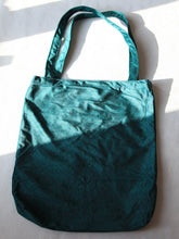 Charger l'image dans la galerie, Sac shopping artisanal en velours fait main - Tigre vert et fleur rose - 40x40cm