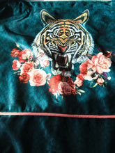 Charger l'image dans la galerie, Sac shopping artisanal en velours fait main - Tigre vert et fleur rose - 40x40cm