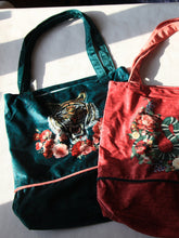 Charger l'image dans la galerie, Sac shopping artisanal en velours fait main - Tigre vert et fleur rose - 40x40cm