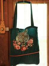 Charger l'image dans la galerie, Sac shopping artisanal en velours fait main - Tigre vert et fleur rose - 40x40cm
