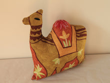 Charger l'image dans la galerie, Coussin artisanal brodé Chameau en Soie multicolore 34 x 28 x 15 cm