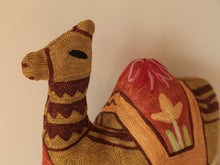Charger l'image dans la galerie, Coussin artisanal brodé Chameau en Soie multicolore 34 x 28 x 15 cm