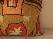 Charger l'image dans la galerie, Coussin artisanal brodé Chameau en Soie multicolore 34 x 28 x 15 cm