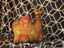 Charger l'image dans la galerie, Coussin artisanal brodé Chameau en Soie multicolore 34 x 28 x 15 cm