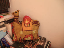 Charger l'image dans la galerie, Coussin artisanal brodé Chameau en Soie multicolore 34 x 28 x 15 cm