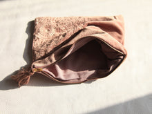 Charger l'image dans la galerie, Trousse de Rangement artisanal en Velours rose - 26x18cm